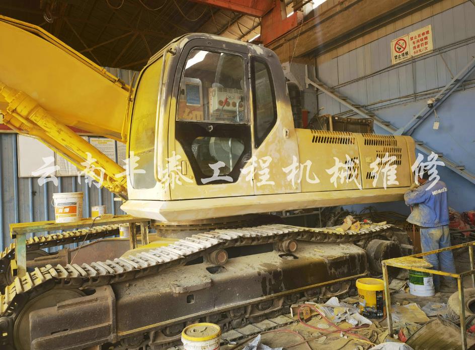 挖掘機(jī)翻新現(xiàn)場